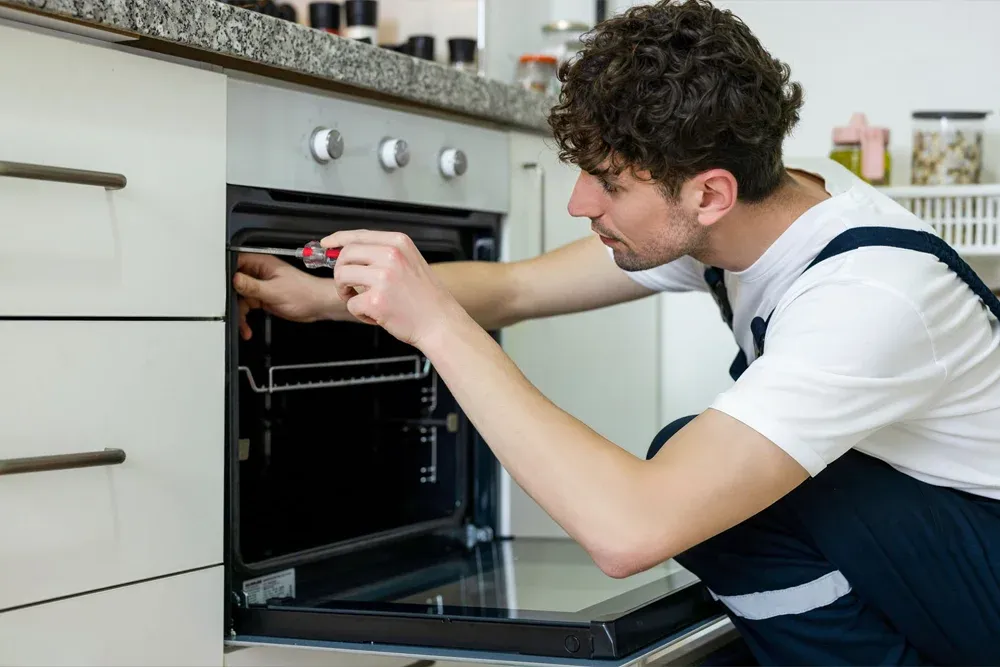Ramson Appliances technician on an emergency oven repair call in Groveland, FL
